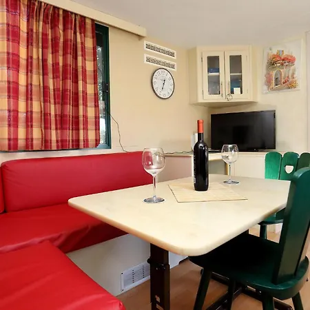 2 Bedroom Amazing Stacaravan In 트로기르