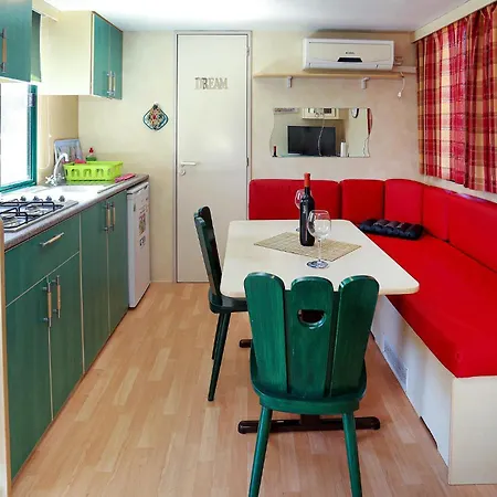 캠프장 2 Bedroom Amazing Stacaravan In