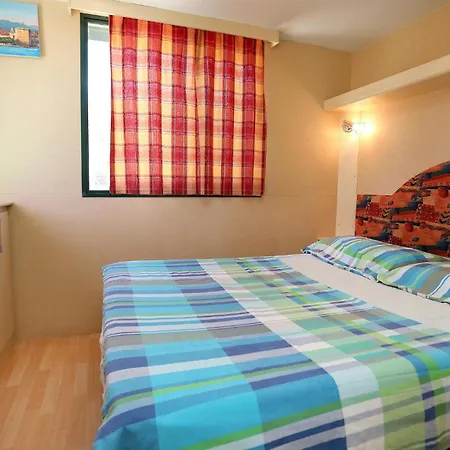 2 Bedroom Amazing Stacaravan In 캠프장
