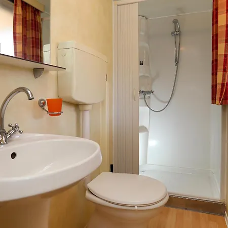 2 Bedroom Amazing Stacaravan In 캠프장 트로기르