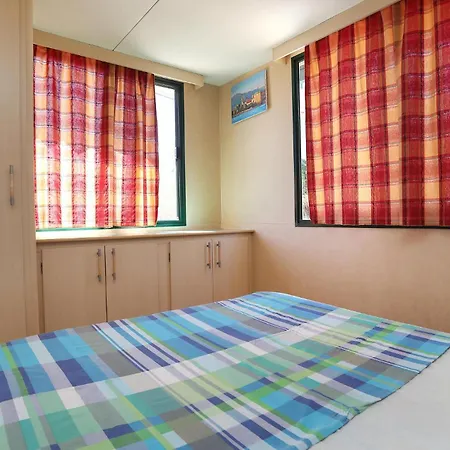 2 Bedroom Amazing Stacaravan In 캠프장